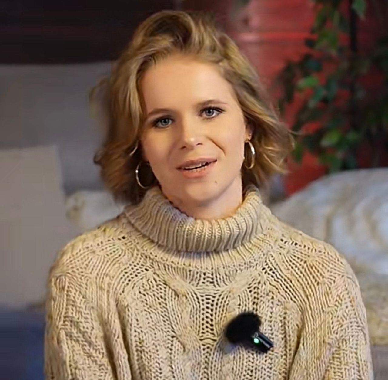 Spirituelle Stimmung mit Kristallen und Kerzenlicht